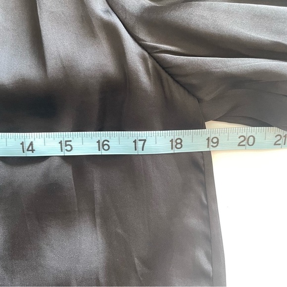 Astr the Label Black BUBBLE HEM SHORT SLEEVE TOP V Neck Contemporary Size Small - Picture 8 of 9